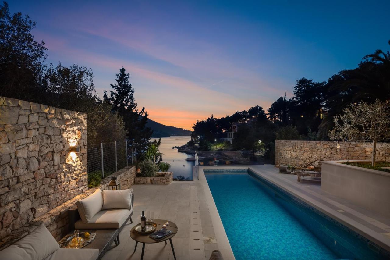 Beachfront Grain Of Salt With Pool Vela Luka